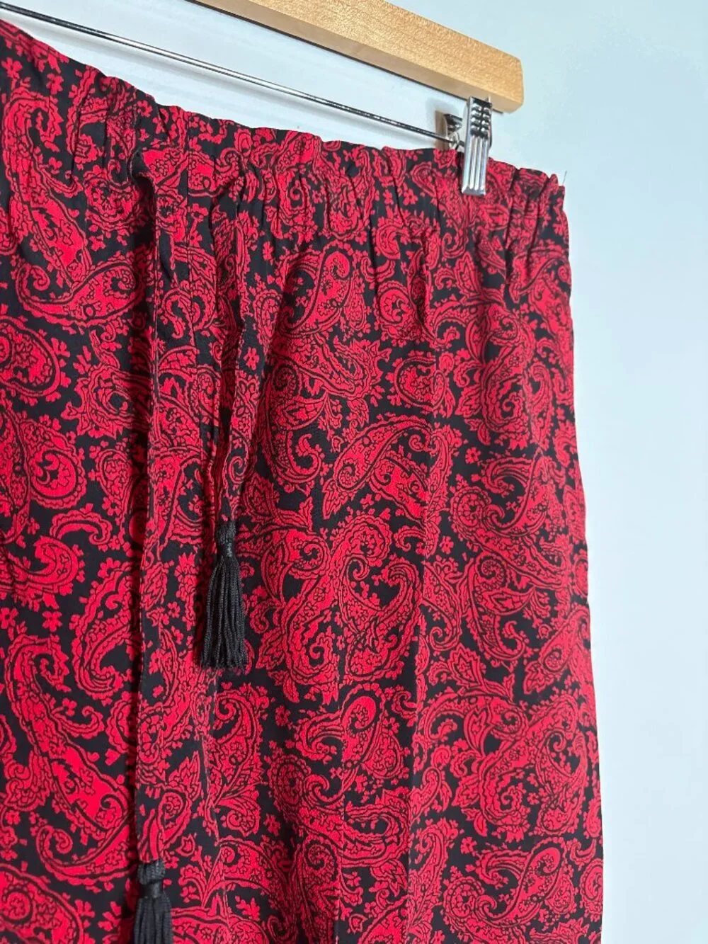 Vtg Liz Claiborne red and black patterned high waisted casual pants